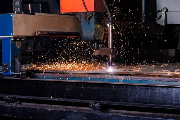 Plasmaschneiden von Metall mit einem cnc. — Stockfoto