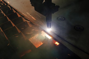 Metali cnc ile kesen plazma.