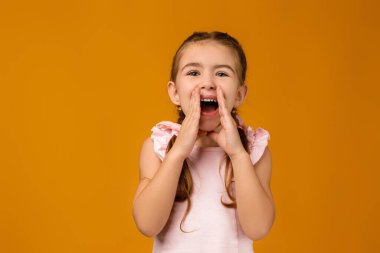 Birini arayan çocuk.