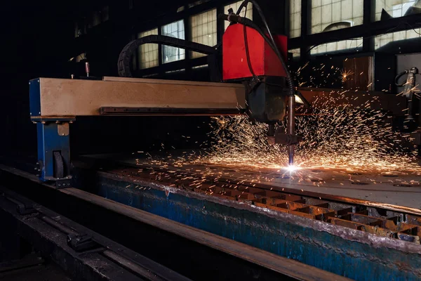 Corte por plasma de metal con un cnc . — Foto de Stock