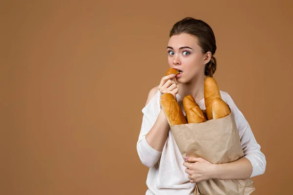 Mujer joven sosteniendo pan — Foto de Stock