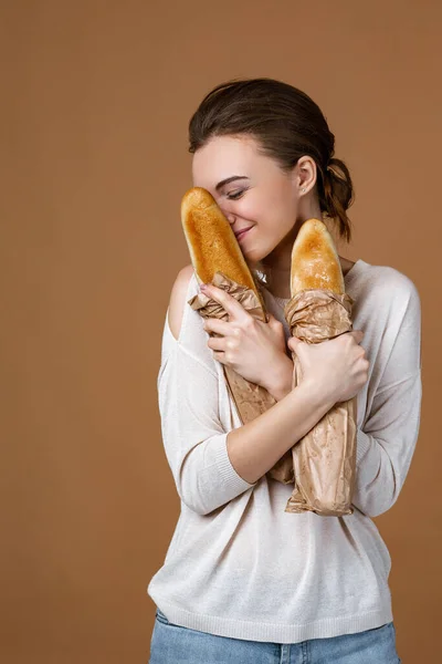 Mladá žena držící chleba — Stock fotografie