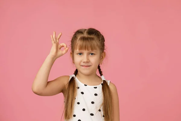 Bonito sorrindo menina criança fazendo gesto Ok — Fotografia de Stock