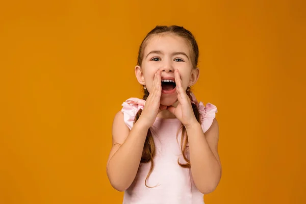 Bambino che chiama qualcuno . — Foto Stock