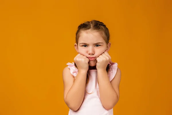 Offensé petite fille triste en robe — Photo