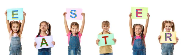Lykkelige søte barn med fargerike brev – stockfoto