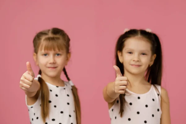 Deux heureux belles petites filles enfant montrant pouces vers le haut — Photo