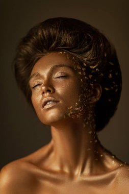 Tatilde altın gibi parlak profesyonel makyajlı bir kız..