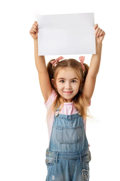 Šťastné roztomilé dítě dívka drží prázdné prázdné — Stock fotografie