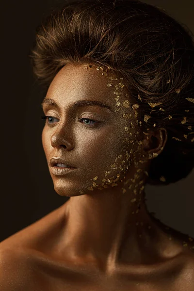 Модель девушка с праздником золотой блестящий профессиональный макияж . — стоковое фото