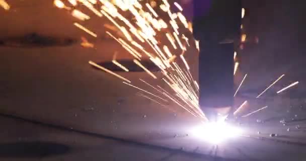 Industrial cnc plasma cutting of metal plate — Stock Video