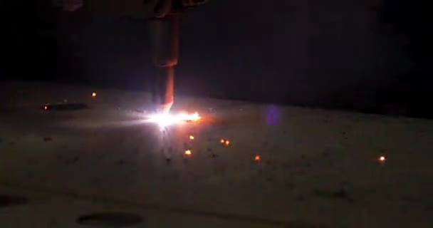 Corte a plasma cnc industrial de chapa metálica — Vídeo de Stock