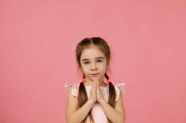 Mutlu küçük güzel kız bir şey istiyor..