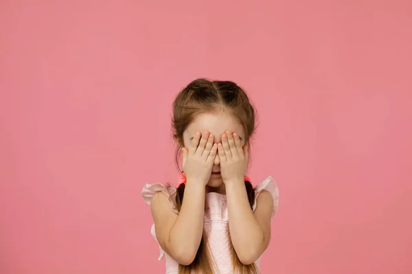 Carino bambina chiude gli occhi con la mano — Foto Stock