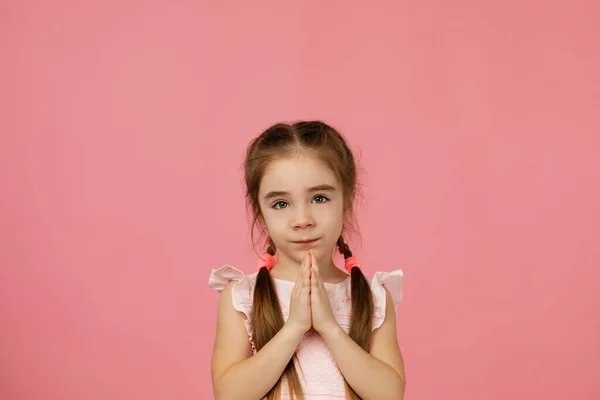 Menina bonita feliz pedindo algo . — Fotografia de Stock