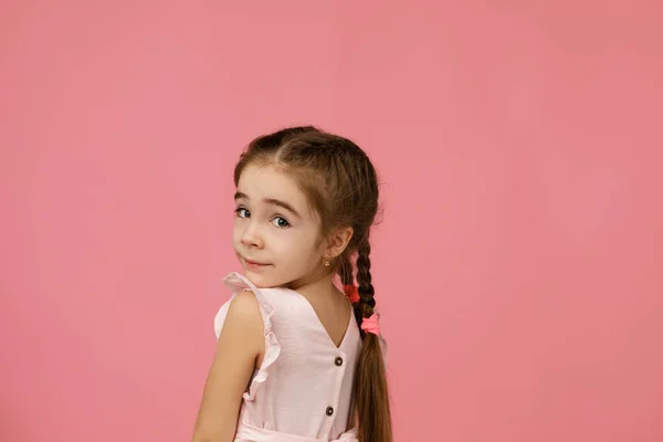 Schattig lachend klein meisje. — Stockfoto