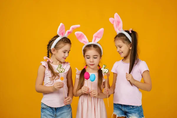 Ellerinde boyalı Paskalya yumurtaları tutan kız çocukları — Stok fotoğraf
