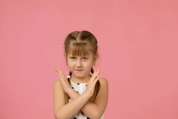 Carino bambina che fa gesto di stop — Foto Stock