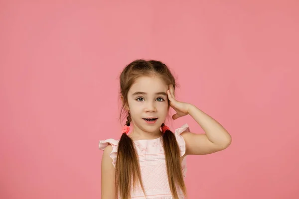 Schattig klein kind meisje in jurk denkt over iets — Stockfoto