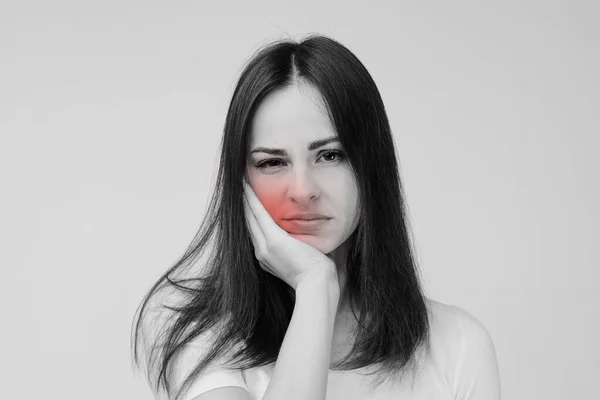 Молодая грустная женщина страдает от зубной боли — стоковое фото