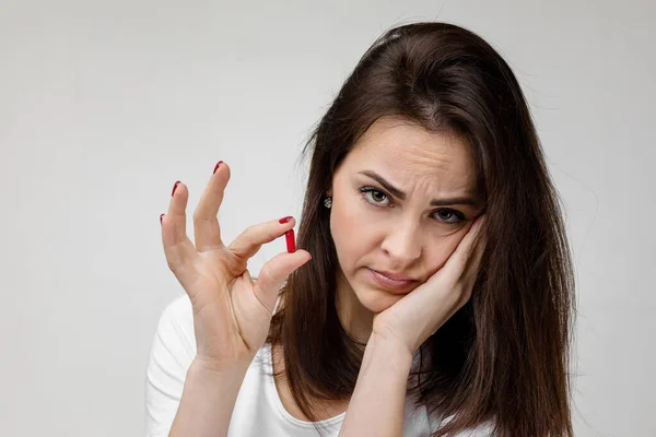 Giovane donna triste che soffre di dolore ai denti — Foto Stock