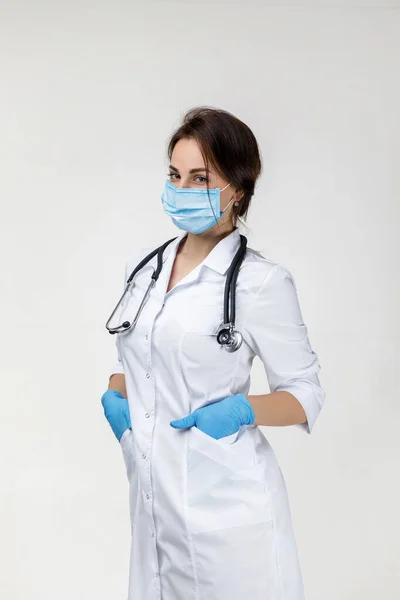 Femme doc en blouse blanche et stéthoscope — Photo