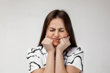 Genç üzgün kadın diş ağrısından muzdarip.