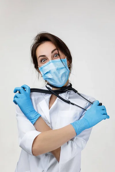 Grappig vrouw doc in wit lab jas rommelen rond met een stethoscoop — Stockfoto
