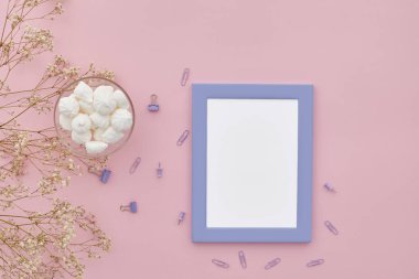 düz çiçekler, pembe arkaplanda fotoğraf çerçevesi