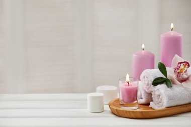 Beyaz ahşap masadaki spa tedavileri