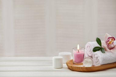 Beyaz ahşap masadaki spa tedavileri