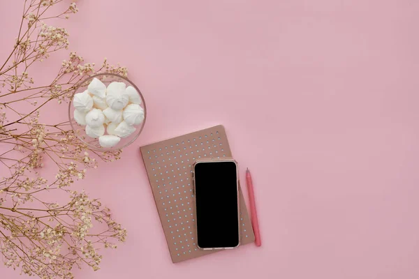 Flores planas y un diario sobre fondo rosa , — Foto de Stock