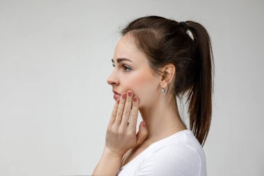 Genç üzgün kadın diş ağrısından muzdarip.