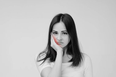 Genç üzgün kadın diş ağrısından muzdarip.