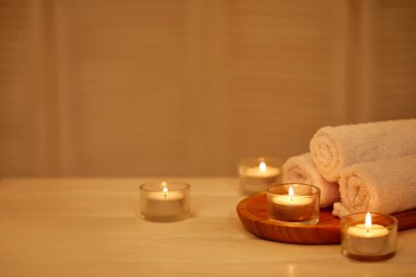 Beyaz ahşap masadaki spa tedavileri