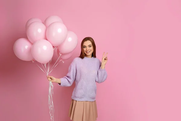 Narozeninová dívka pózující s balónky — Stock fotografie