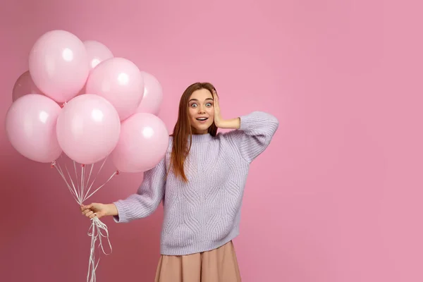 Narozeninová dívka pózující s balónky — Stock fotografie