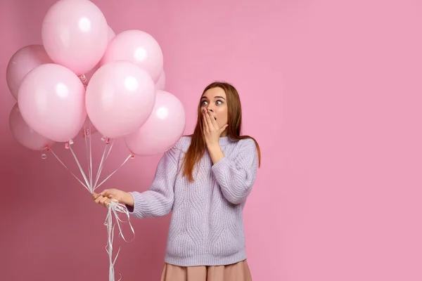 Cumpleaños chica posando con globos — Foto de Stock