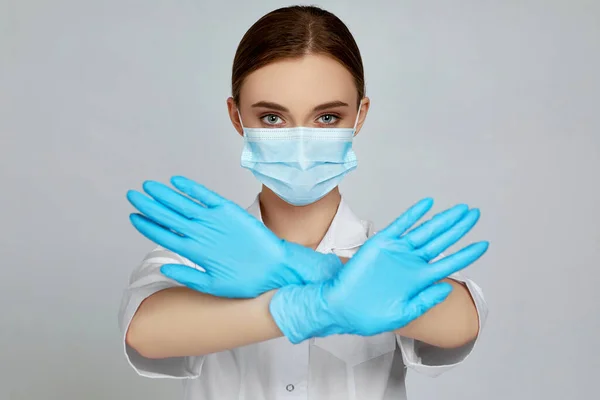 Läkare i mask och gummihandskar gör stopp tecken — Stockfoto