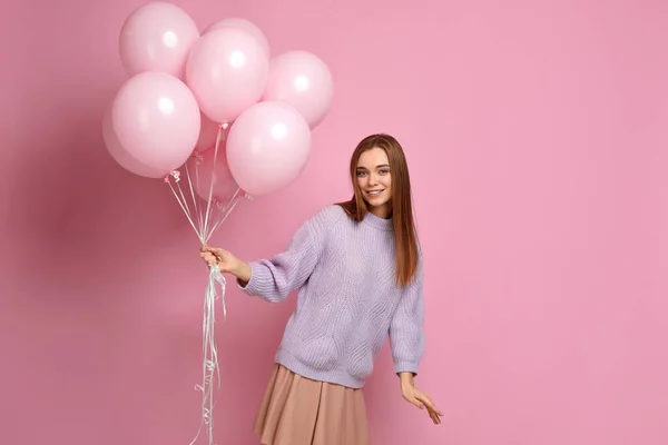 День народження дівчина позує з повітряними кулями — стокове фото