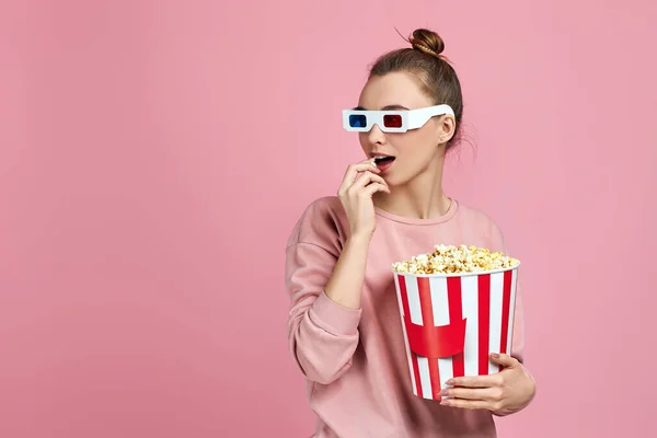 Belle jeune femme manger pop-corn à partir du seau — Photo