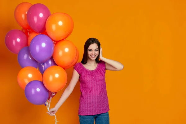 Chica posando con globos de aire de color brillante — Foto de Stock