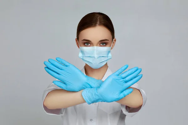 Médecin en masque et gants en caoutchouc faisant stop signe — Photo