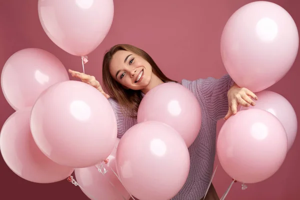 Chica posando con pastel rosa globos de aire — Foto de Stock