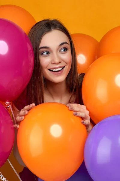Parlak renkli balonlarla poz veren gülümseyen beyaz kız. — Stok fotoğraf
