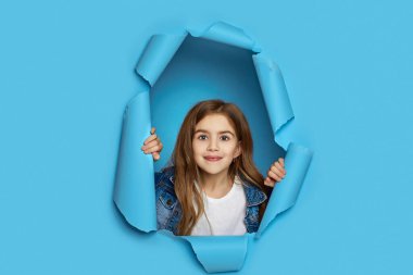 Şirin, mutlu, gülümseyen, beyaz tenli bir kızın portresi.