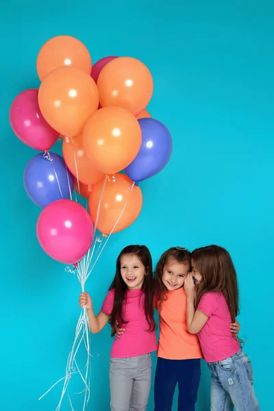 Усміхнені маленькі дівчатка-дівчата позують з яскравими барвистими повітряними кульками — стокове фото