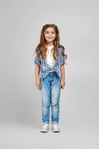 Bambina in jeans e camicia a quadri — Foto Stock