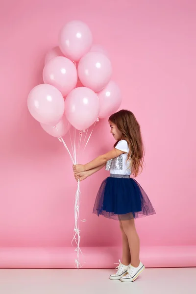 Κορίτσι παιδί ποζάρουν με παστέλ ροζ αερόστατα αέρα — Φωτογραφία Αρχείου