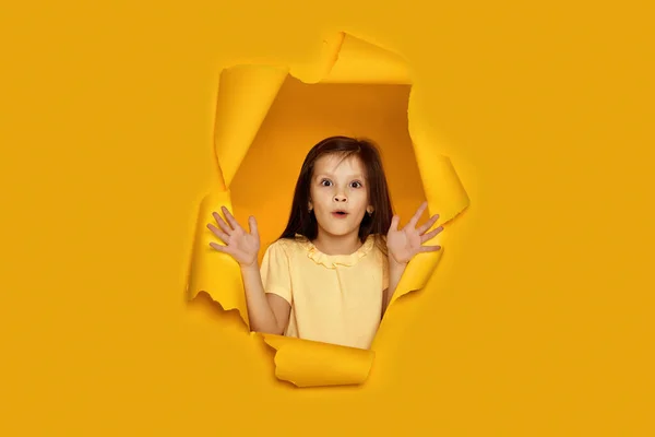 Pequeña niña caucásica sorprendida mirando con expresión de cara feliz —  Fotos de Stock